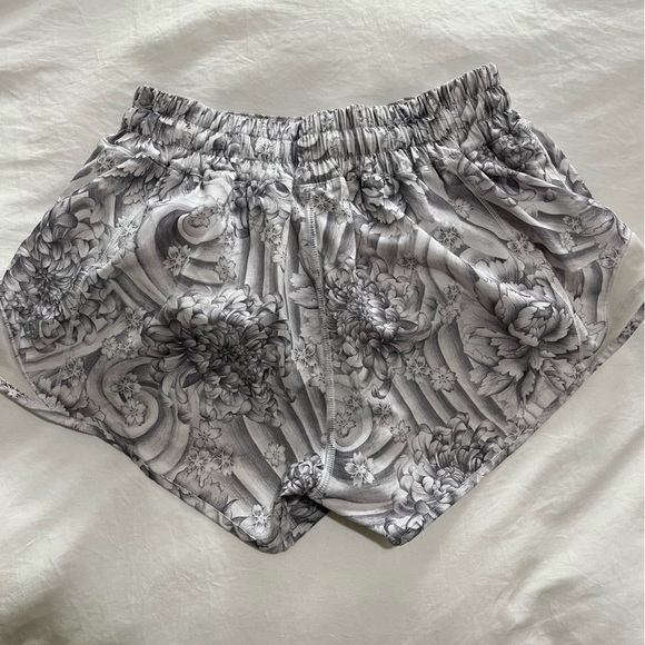 Size 4 lululmeon Hotty Hot short - Picture 2 of 4